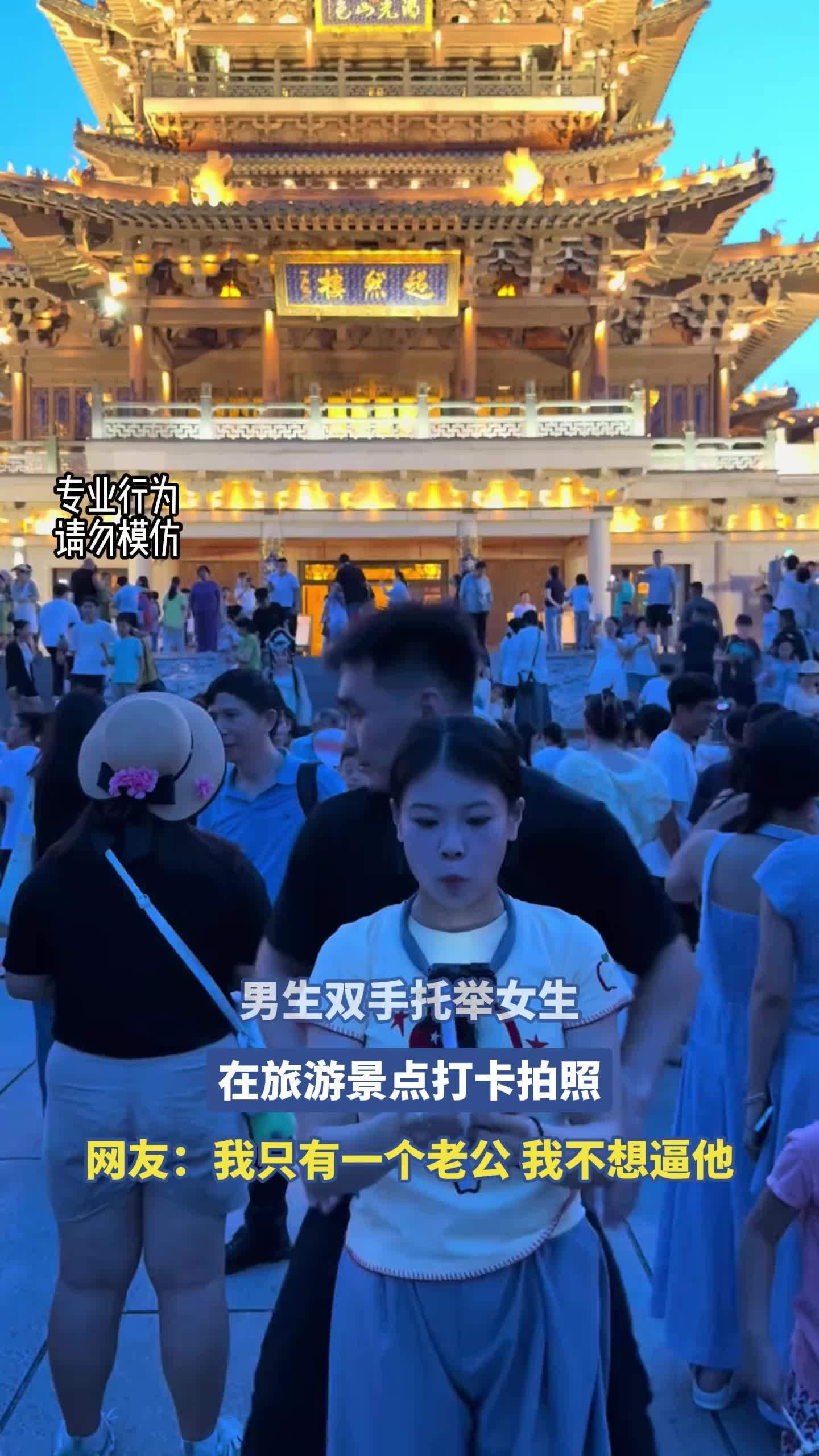 音乐节上男生把女生举起,方便女生好拍照,网友:人群中最显明的